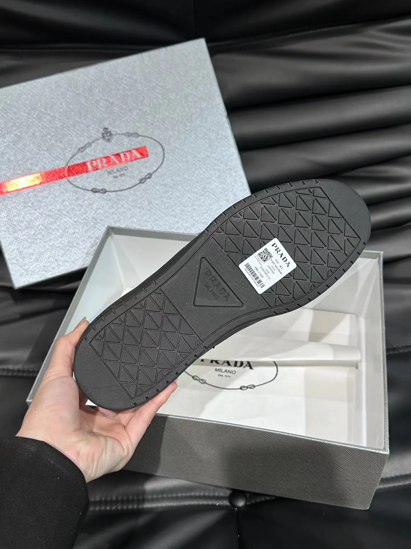 P380 Yuan 38-45 Prada Prada’s new men’s leather sports shoes, the highest version on the market, any comparison is welcome🆚! The original leather has excellent texture and is super high-end! Fetal sheep net lining imported from Italy, removable pad! Luxurious materials and fine workmanship, highly recommended!